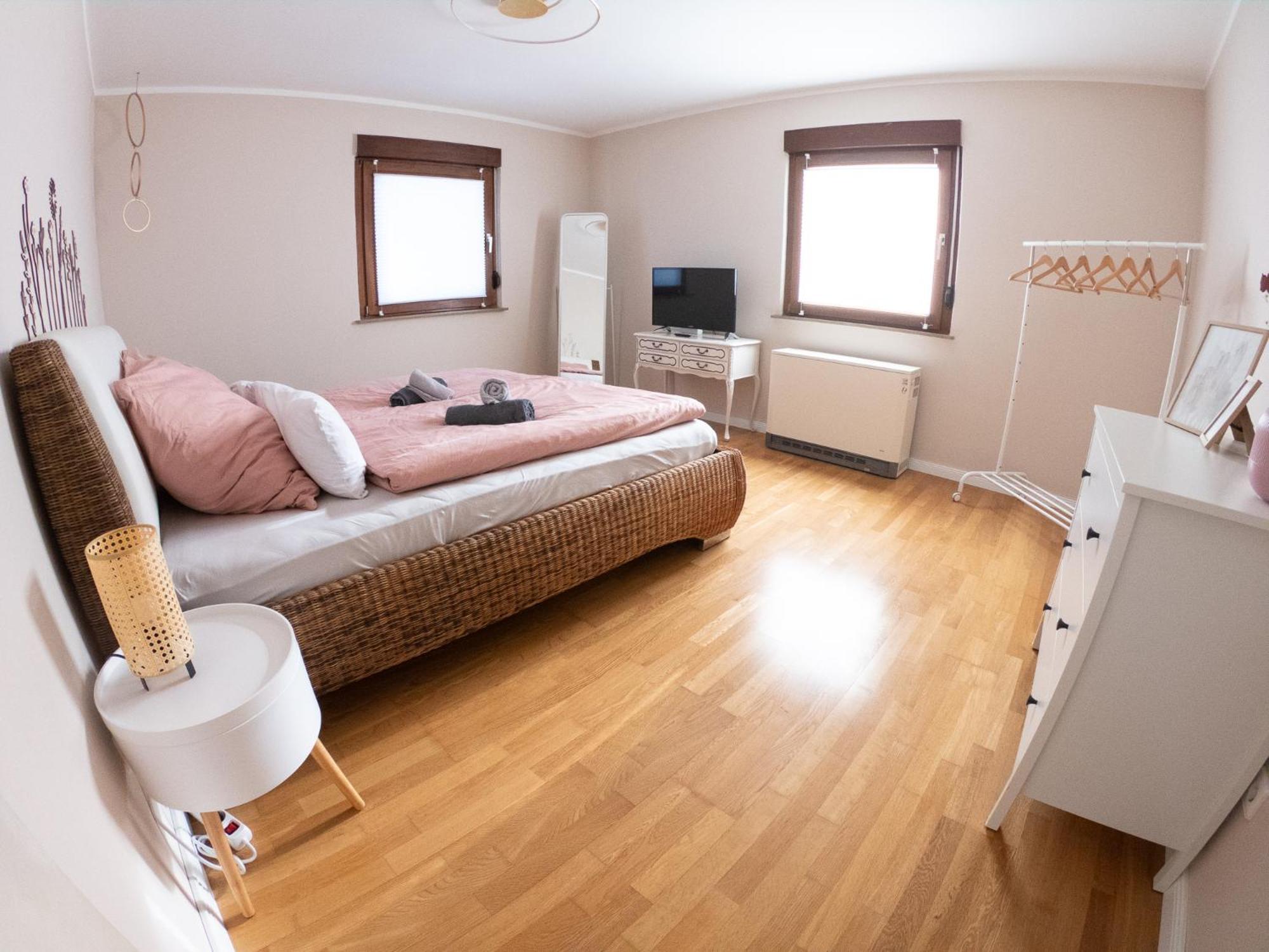 Happybnb Apartment Mit Sonniger Terrasse Lochgau Exteriör bild