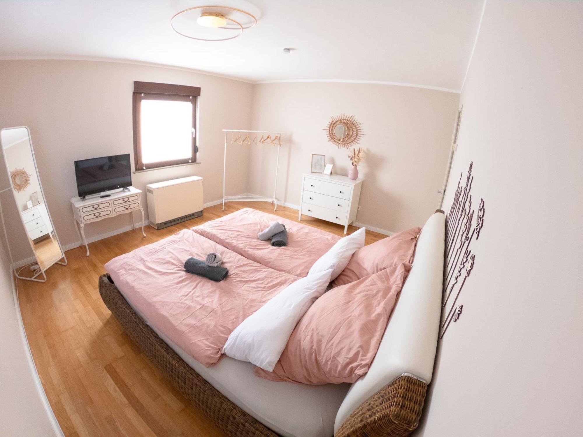 Happybnb Apartment Mit Sonniger Terrasse Lochgau Exteriör bild